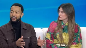 Robe-chemise Balmain en crêpe à imprimé roses portée par Kelly Clarkson dans l'émission Today le 20 février 2026.