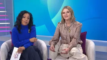Chemisier Lauren Ralph Lauren en sergé à imprimé géométrique et col noué, porté par Jenna Bush Hager dans l'émission Today with Jenna &amp; Sheinelle le 20 février 2026.