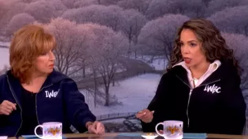 Sweat à capuche unisexe zippé IWBC Just Get Up porté par Sunny Hostin dans l'émission The View le 19 février 2026.