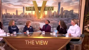 Sweat-shirt unisexe en polaire à col rond « Certains jours de l'IWBC sont plus compliqués que d'autres », porté par Savannah Chrisley dans l'émission The View le 19 février 2026.