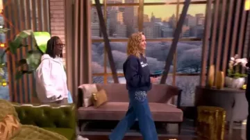 Jean taille mi-haute orné Simkhai Jude porté par Sara Haines dans l'émission The View le 19 février 2026.