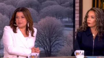 Robe blazer Lilith de Diane Von Furstenberg portée par Ana Navarro dans l'émission The View le 20 février 2026.