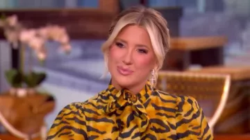 Chemisier Hunter Bell Tess Tiger porté par Savannah Chrisley dans l'émission The View le 20 février 2026