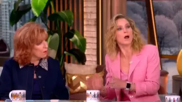 Haut en satin à col en V Toby de Veronica Beard porté par Sara Haines dans l'émission The View le 20 février 2026.