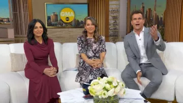 Robe à manches longues Simkhai Ferrera portée par Tara Narula, vue dans l'émission Good Morning America le 20 février 2026.