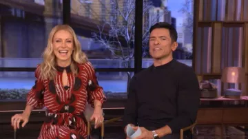 Robe longue imprimée Altuzarra Peirene portée par Kelly Ripa dans l'émission LIVE with Kelly and Mark du 6 février 2026.