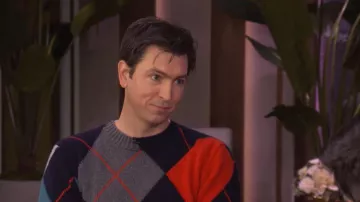 Pull en laine JW Anderson porté par Nicholas Braun, vu dans l'émission LIVE with Kelly and Mark du 10 février 2026.