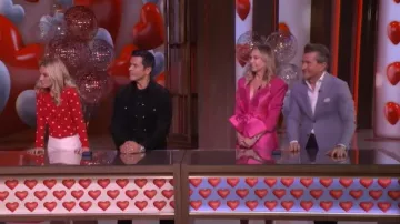Pull col rond Talbots porté par Kelly Ripa dans l'émission LIVE with Kelly and Mark du 13 février 2026