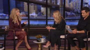 Soutien-gorge en dentelle Aislin de L'Agence porté par Sarah Michelle dans l'émission LIVE with Kelly and Mark du 17 février 2026.
