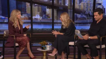 Jupe crayon en dentelle Makena de L'Agence portée par Sarah Michelle dans l'émission LIVE with Kelly and Mark du 17 février 2026.