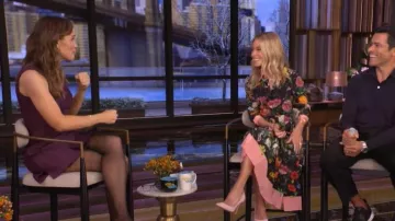 Robe en soie à imprimé serpent floral Gucci portée par Kelly Ripa dans l'émission LIVE with Kelly and Mark du 19 février 2026.