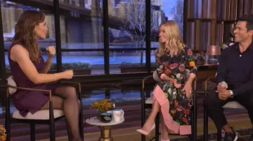 Top chauve-souris à col montant Anthropologie porté par Monica Mangini lors de l'émission LIVE with Kelly and Mark du 19 février 2026