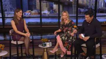 Robe mini plissée cloquée Petronella d'Emilia Wickstead portée par Jennifer Garner lors de l'émission LIVE with Kelly and Mark le 19 février 2026.