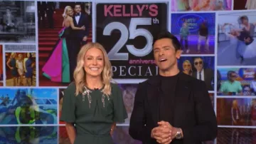 Robe midi plissée en crêpe ornée Erdem portée par Kelly Ripa dans l'émission LIVE with Kelly and Mark le 20 février 2026.