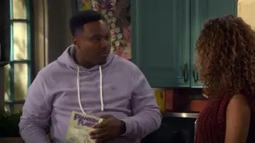 Sweat à capuche avec logo Scotch &amp; Soda porté par Marty Butler (Marcel Spears) dans l'épisode « The Neighborhood » (S08E09).