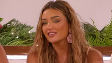 Boucles d'oreilles pendantes à fleurs roses Saith portées par Lucinda Strafford dans l'émission Love Island : All Stars (S03E34)