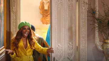 Conjunto de blazer y pantalón de satén dorado ZCrave usado por Candiace Dillard Bassett como se ve en Los traidores (temporada 4, episodio 4)