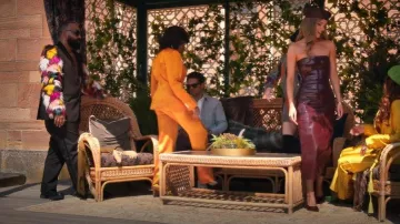 Pantalon en satin orange à fines rayures Karen Millen porté par Tiffany Mitchell dans l'épisode « Les Traîtres » (S04E04).