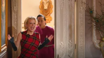 Vestido sin mangas de tartán rojo de Alexander McQueen usado por Dorinda Medley como se ve en Los traidores (temporada 4, episodio 4)