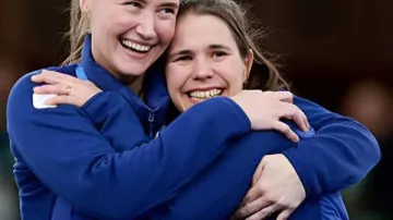 Veste bleue de l'équipe de curling de Suède aux Jeux olympiques d'hiver de 2026