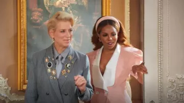 Vestido mini blazer de manga corta rosa de Nana Jacqueline, usado por Candiace Dillard Bassett en Los traidores (temporada 4, episodio 5).