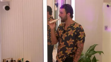 Chemise hawaïenne imprimée hibiscus All Saints portée par Zac Woodworth dans l'épisode 34 de la saison 3 de Love Island : All Stars.