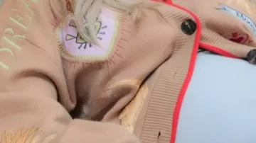 Gilet mystique porté par Olivia Attwood (l'animatrice) dans Olivia Attwood : Getting Filthy Rich (S04)