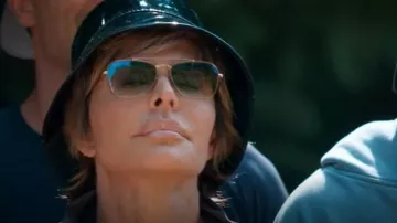 Lunettes de soleil Ray-Ban Caravan or/vert portées par Lisa Rinna dans l'épisode « Les Traîtres » (S04E05)