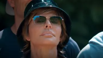 Bob noir enduit Valentino porté par Lisa Rinna dans l'épisode « Les Traîtres » (S04E05)
