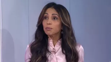 Chemisier en soie Alice + Olivia Brady porté par Amy Shah, vu dans l'émission Today with Jenna &amp; Sheinelle le 23 février 2026.