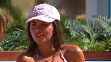 Casquette de baseball Aries X Juicy Couture brodée « I Am Juicy » tie-dye portée par Samie Elishi dans l'émission Love Island : All Stars (S03E35)