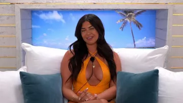 Le maillot de bain une pièce à queue de poisson orange de la marque Mars the Label, porté par Belle Hassan dans l'émission Love Island : All Stars (S03E35).