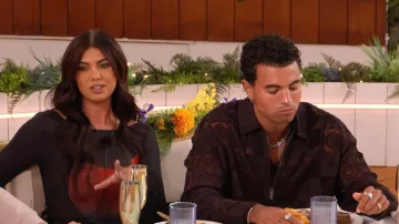 Veste zippée noire en crochet pour homme Honor The Gift portée par Harrison Solomon dans l'émission Love Island : All Stars (S03E35)