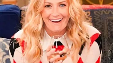 Pull à losanges Beth Behrs porté par Gemma Johnson (Beth Behrs) dans la série « The Neighborhood » (S08E01).