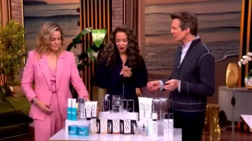 Pull réversible en cachemire Quince à fermeture éclair intégrale, porté par Adam Glassman dans l'émission The View le 20 février 2026.