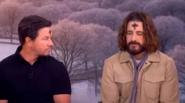 Veste John Varvatos Adriel Trucker portée par Jonathan Roumie, vue dans l'émission The View le 20 février 2026.