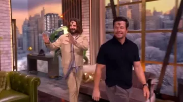 Pantalon en cuir Seth de John Varvatos porté par Jonathan Roumie, vu dans l'émission The View le 20 février 2026.