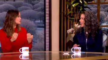Combinaison cargo Victoria Beckham portée par Sunny Hostin, vue dans l'émission The View le 20 février 2026.
