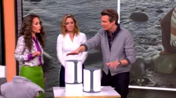 Pull réversible en cachemire à fermeture éclair intégrale Quince porté par Adam Glassman dans l'émission The View le 23 février 2026