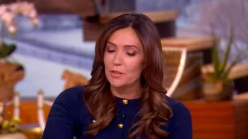 Vestido de punto acanalado con botones de Ralph Lauren, usado por Amanda Carpenter, en The View el 23 de febrero de 2026.