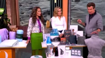 Falda midi de satén crepé y organza deshilachada Khaite Sybil, usada por Sunny Hostin, como se vio en The View el 23 de febrero de 2026.