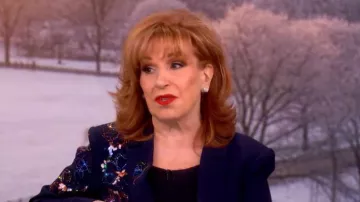 Blazer Cinq à Sept Karlie Blooming Linework porté par Joy Behar, vu dans l'émission The View le 24 février 2026.