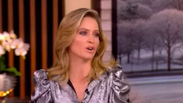 Encadrez le chemisier brillant Gillian porté par Sara Haines, comme on a pu le voir dans l'émission The View le 24 février 2026.