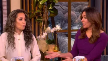 Robe droite en crêpe de laine violette Alexis de LK Bennett portée par Amanda Carpenter dans l'émission The View le 24 février 2026.