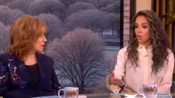 Top en soie Altuzarra Chika porté par Sunny Hostin, vu dans l'émission The View le 24 février 2026.