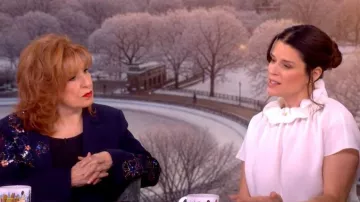 Chemisier en georgette Edeline Lee porté par Neve Campbell, vu dans l'émission The View le 24 février 2026.