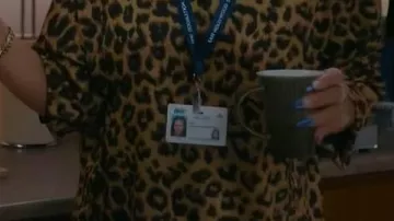 Camisa con estampado de leopardo que usa Ceci (Gigi Zumbado) en DMV (temporada 1)