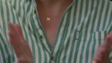 Camisa de rayas verdes y blancas usada por (Erin Napier) en su ciudad natal