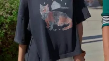 T-shirt graphique porté par (Lukita Maxwell) dans Shrinking