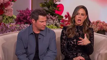 Robe de cocktail en dentelle à manches longues Nadine Merabi portée par Vanessa Minnillo dans l'émission The Jennifer Hudson Show le 17 février 2026.